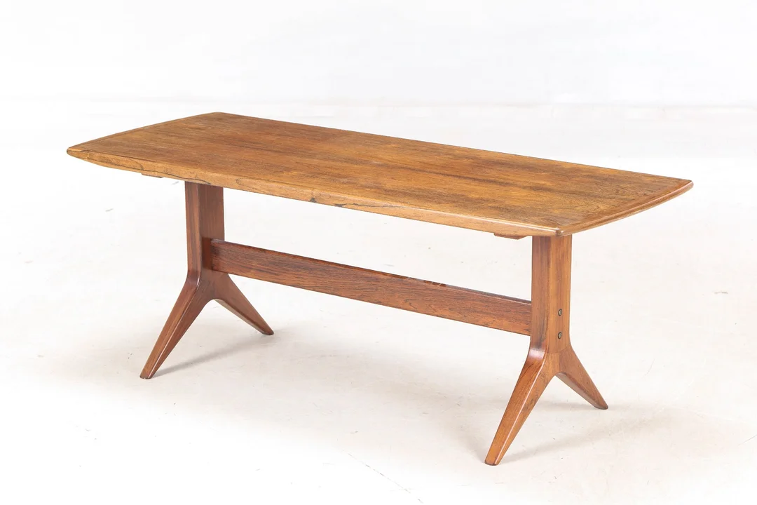 Johannes Andersen. Rectangular rosewood coffee table, 1950s-60s — Furniture/Coffee tables, occasional tables — Lauritz