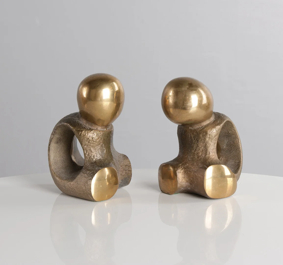 ERLING ANDERSEN (1937-2010). Et par skulpturelle bogstøtter af bronze, "Optimist" og "Pessimist", Danmark, 1900-tallets anden halvdel. (2). — Sculptures & Bronzes — Woxholt Auktioner