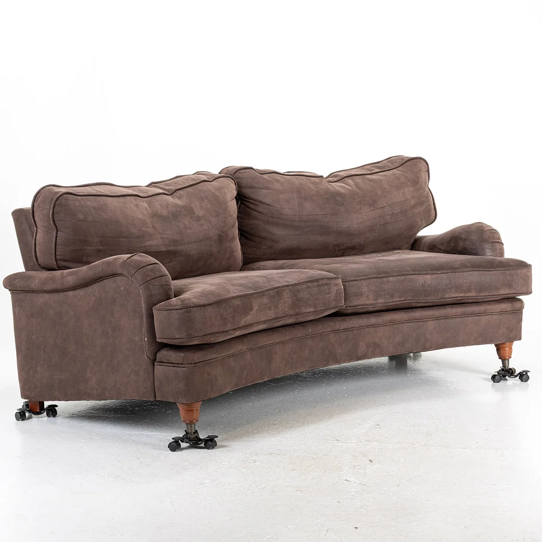 SOFFA, svängd form, Howard-modell. — Sofas & Seatings — Handelslagret Auktionsservice