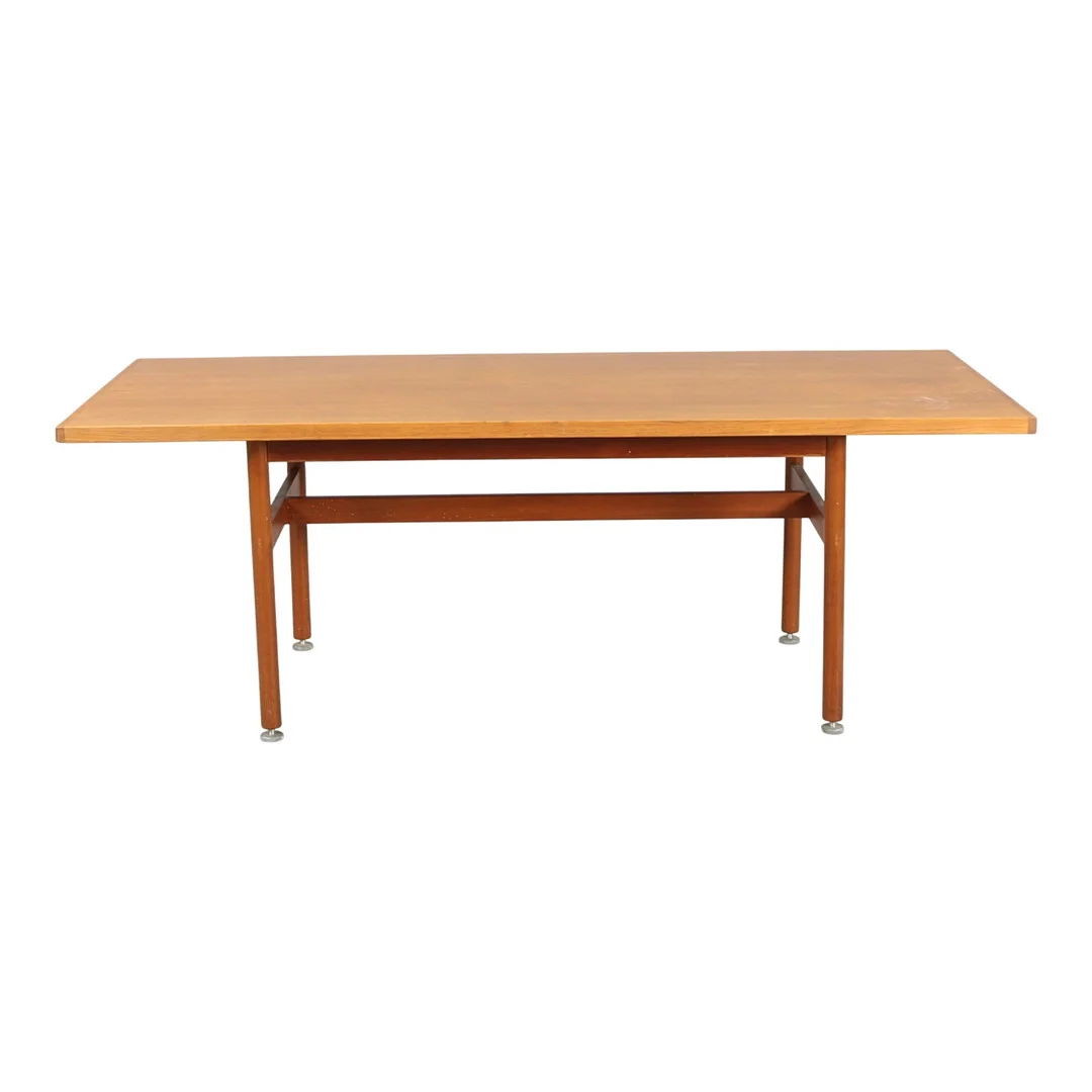 DANSK SNEDKERMESTER. Spisebord / mødebord af teaktræ, 1960'erne. — Dining tables — Bidstrup Auktioner