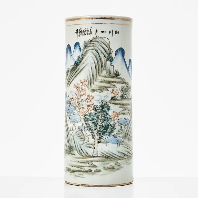 PENSELVAS, porslin, Kina, Republik (1912-1949), cylinderformad, polykrom dekor av bergslandskap, kalligrafi, märke.