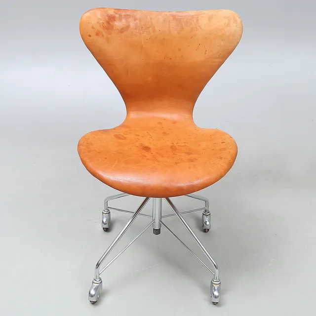 ARNE JACOBSEN, Skrivbordsstol 3117, Modell "Sjuan", Cognagsfärgat läder.