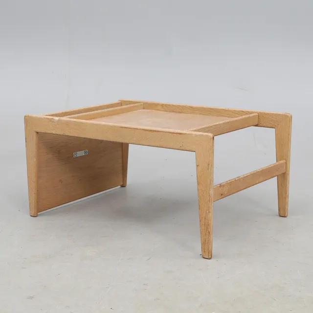 YNGVAR SANDSTRÖM. SÄNGBORD, " Nikko ", Triva-serien, Nordiska Kompaniet, brickmärkt.