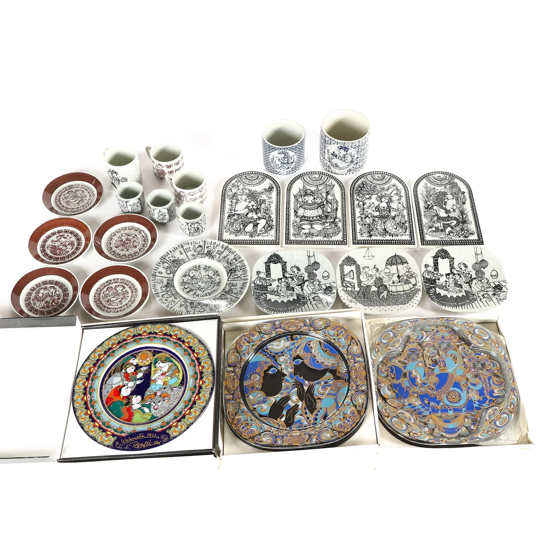 Nymölle & Rosenthal. Bjørn Wiinblad. Collection of pot covers, cutting boards, 'Weinachtsteller' etc. (24) — Glass, porcelain and ceramics/Other glass, porcelain and ceramics — Lauritz