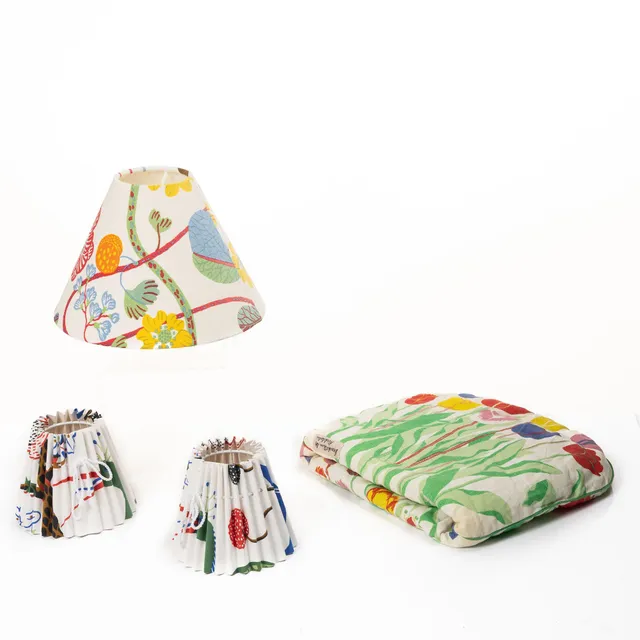 Josef Frank, lampskärmar, 3 st, samt tehuva, Firma Svenskt Tenn.