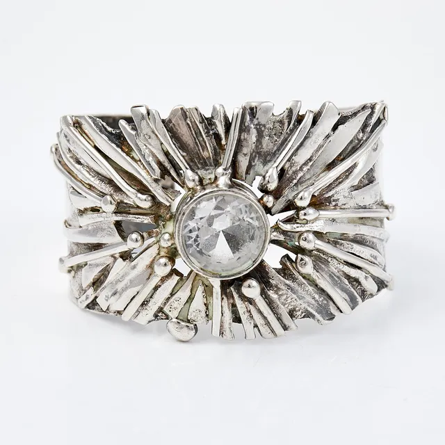 ISAAC COHEN. Armring , silver och bergkristall, Galleri 22, Stockholm, 1973.