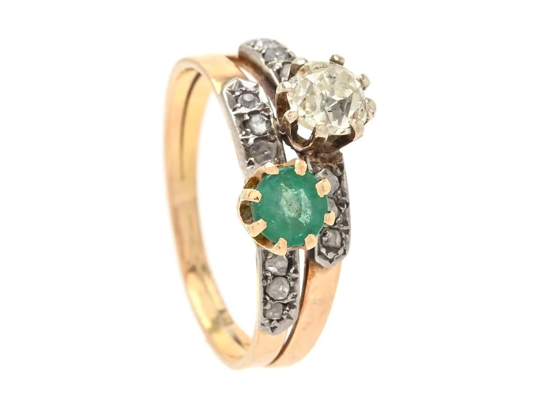 RING, 18K guld, smaragd, gammalslipad diamant ca 0,50 ct, diamanter, senare ringskena av Rey Urban, stl 17,75 mm, vikt 3,6 g, smaragden är skadad, diamanten är både trasig och har fleratalet stora inneslutningar, skador. — Smycken/Ring — Kaplans