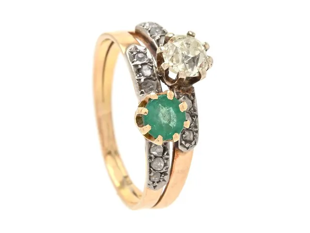RING, 18K guld, smaragd, gammalslipad diamant ca 0,50 ct, diamanter, senare ringskena av Rey Urban, stl 17,75 mm, vikt 3,6 g, smaragden är skadad, diamanten är både trasig och har fleratalet stora inneslutningar, skador.