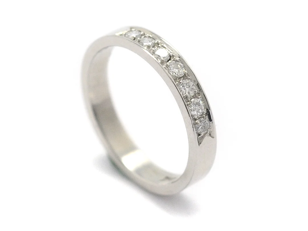 ALLIANSRING, 18K vitguld, 7 briljantslipade diamanter 0,21 ctv enligt gravyr, ca W/VS, Örneus Guldsmeds Ab, Stockholm 1980, stl 16,25 mm, vikt 3,3 g. — Smycken/Alliansring — Kaplans