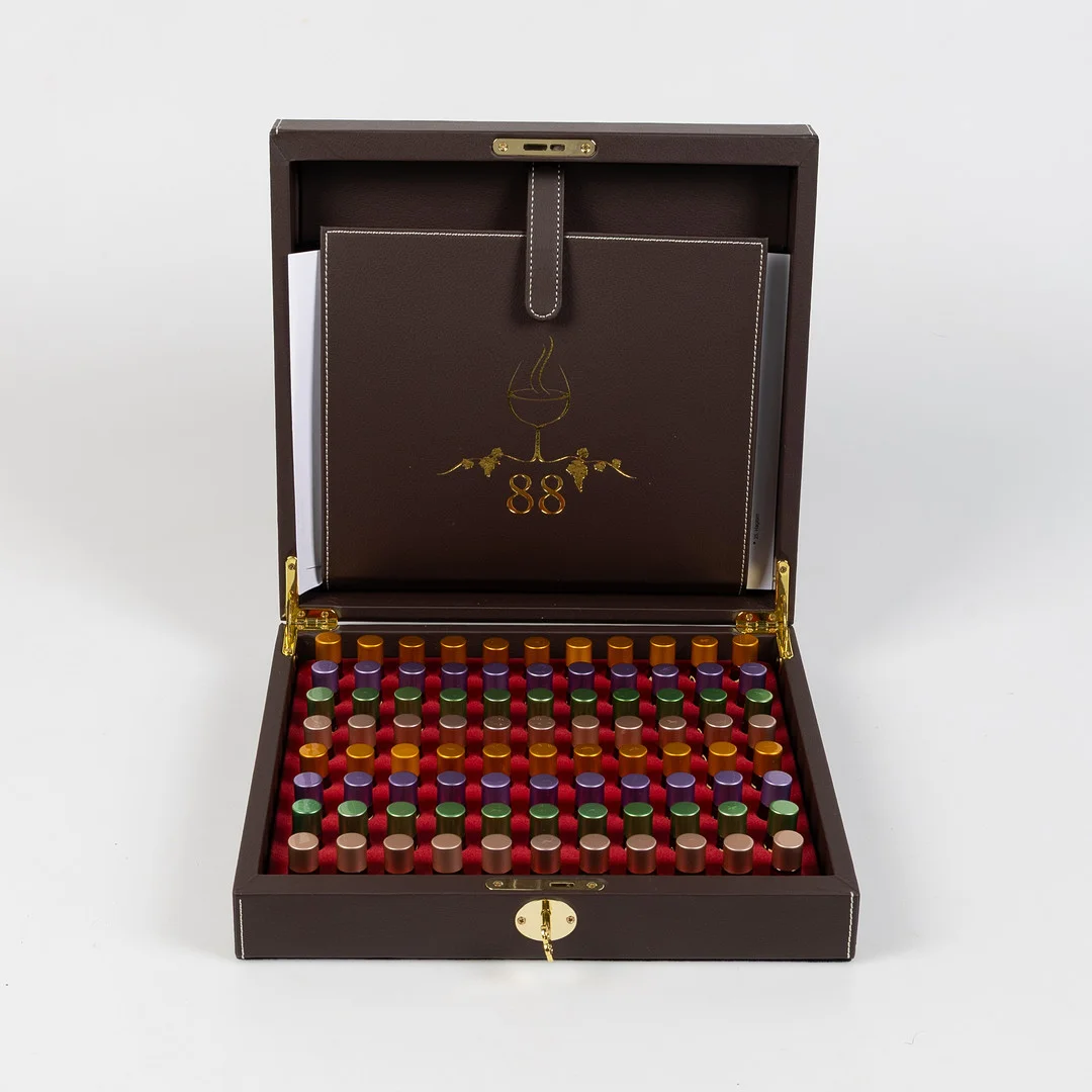 AROMAS, vinprovnings kit, bestående av 88 olika dofter, i schatull. — Miscellaneous — Stockholms Auktionsverk Helsingborg