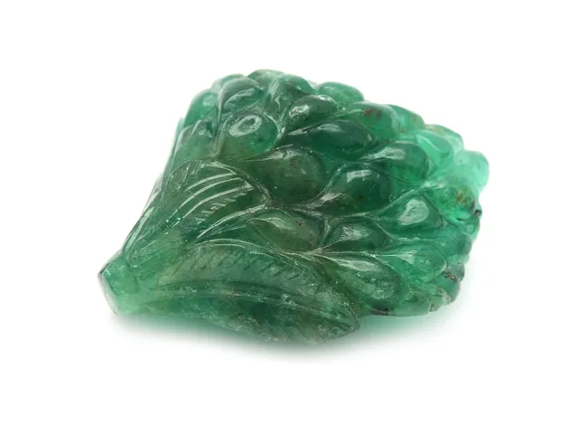 SNIDAD SMARAGD, 73,59 ct, blomväxt, 36 x 30 mm.