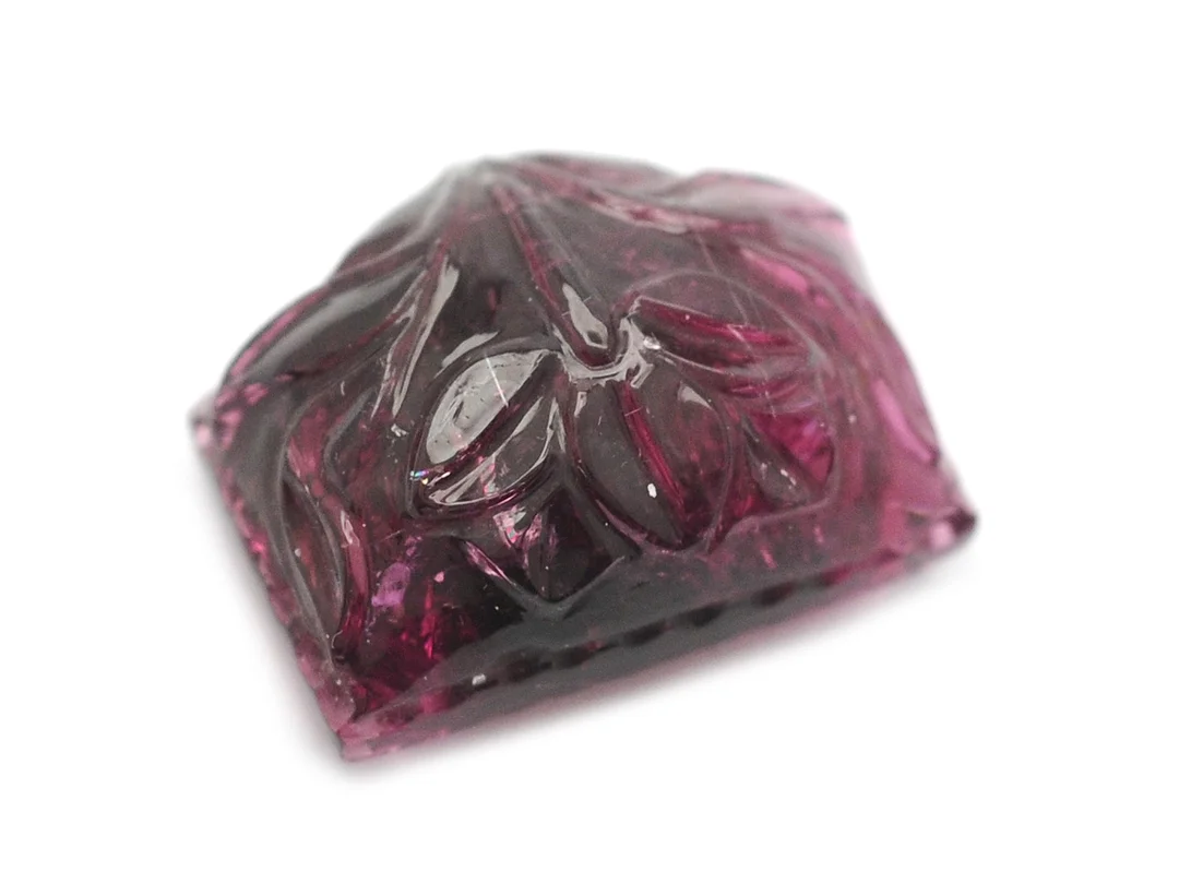 TURMALIN, 16,84 ct, snidad ljusröd, 17 x 13 mm, blommotif. — Ädelstenar/Turmaliner — Kaplans