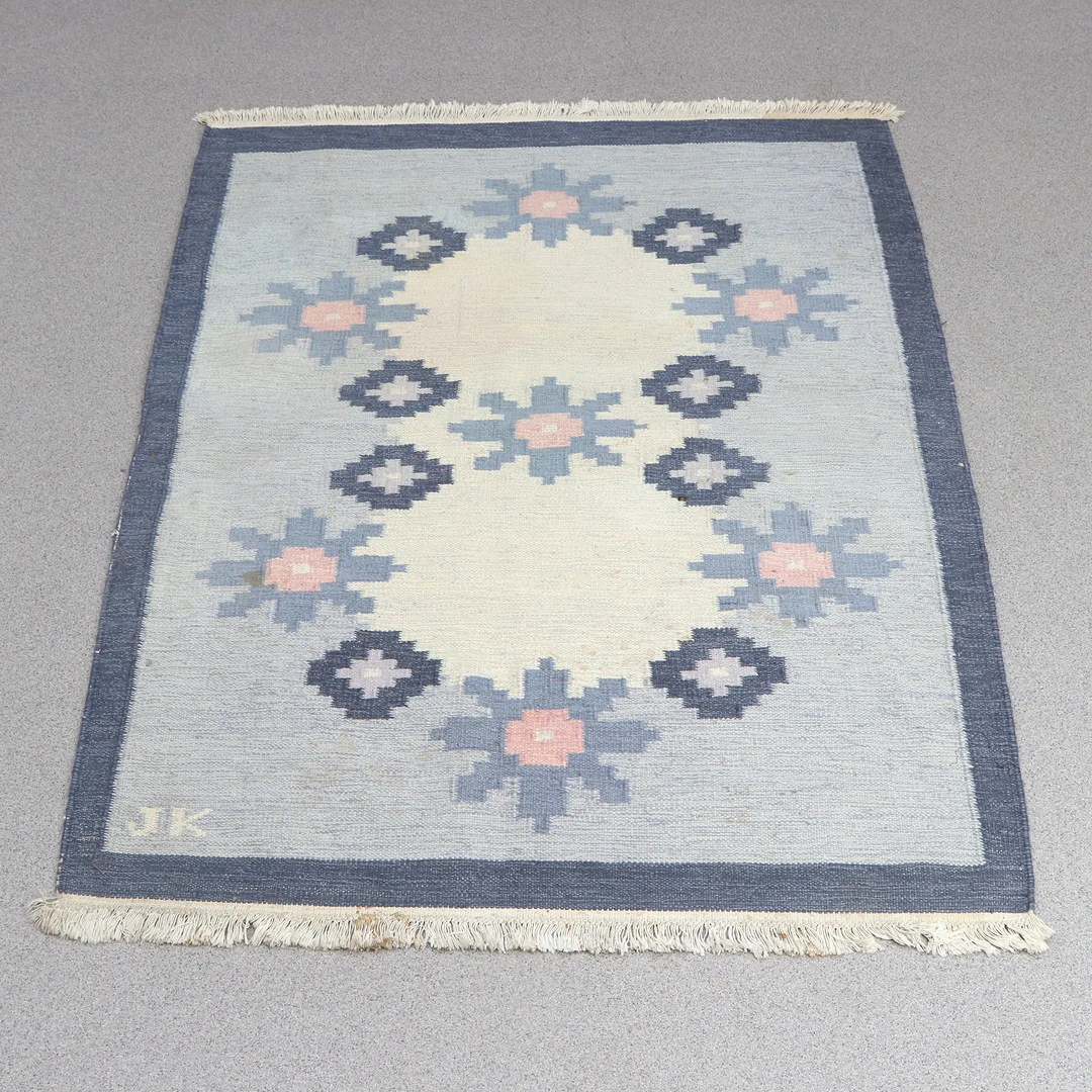 KARIN JÖNSSON. MATTA. Rölakan, ull på bomullsvarp. Signerad JK. — European Carpets & Textiles — Skånes Auktionsverk