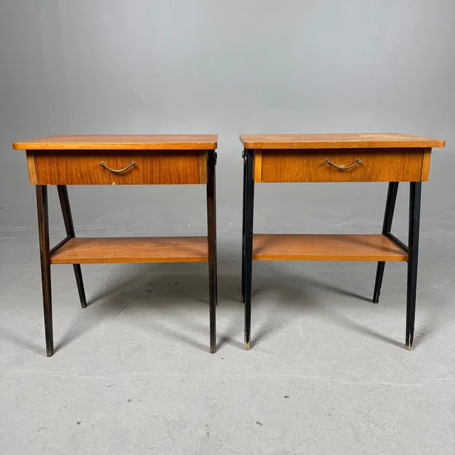 SÄNGBORD, ett par, snarlika, 1950/60-tal.