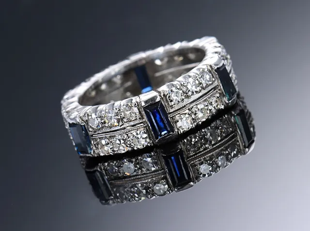 Art deco safir- og diamantring af platin, i alt ca. 2.16 ct. Ca. 1920-30'erne