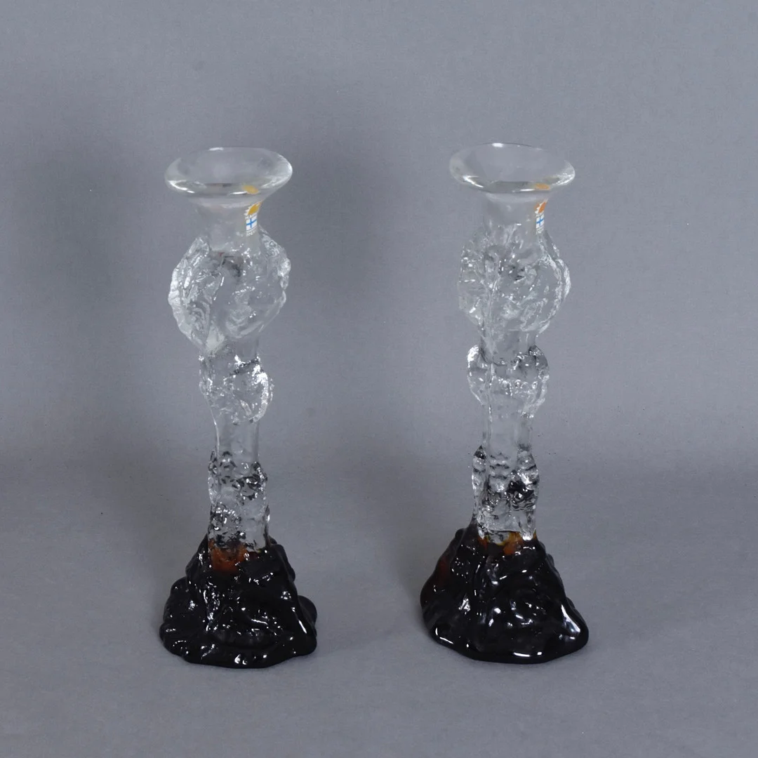 PENTTI SANTALAHTI. ljusstakar, 1 par, klar och brun glasmassa, Humpilan Lasi Oy. — Art glass — Halmstads Auktionskammare