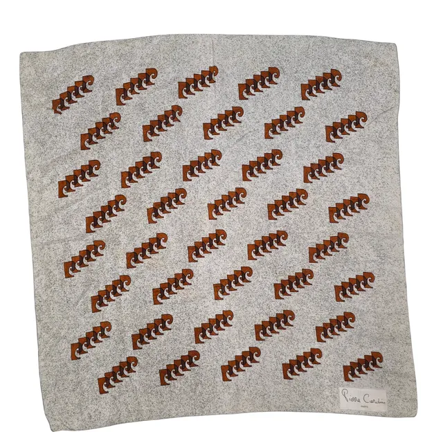 PIERRE CARDIN. FOULARD CARRÉ CON LOGO EN SEDA.