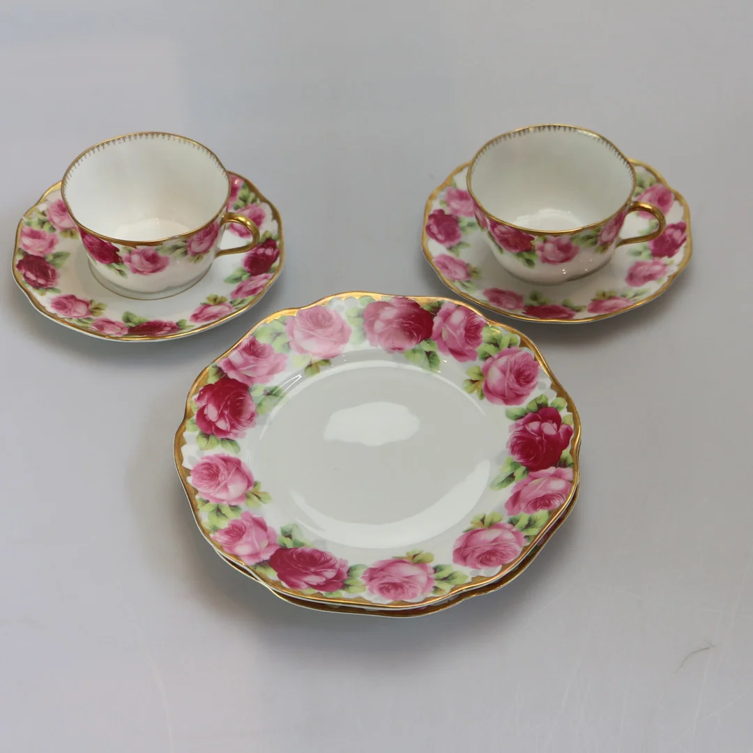 2 TASSEN MIT UNTERTELLER, 2 DESSERTTELLER "CÄCILIE" ROSENTHAL. — European — Kunst- und Auktionshaus Kleinhenz
