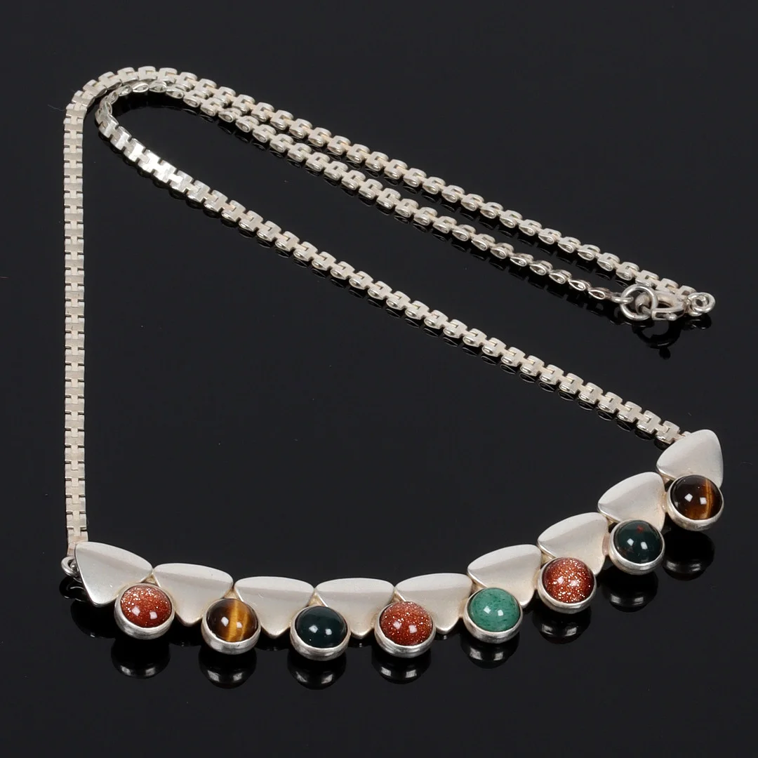 (5-18-13) COLLIER, silver, med bl.a. tigeröga, "Persö" G.H. Bergström, Hedbergs Guld, Stockholm. 1963. — Necklace — Stadsauktion Sundsvall