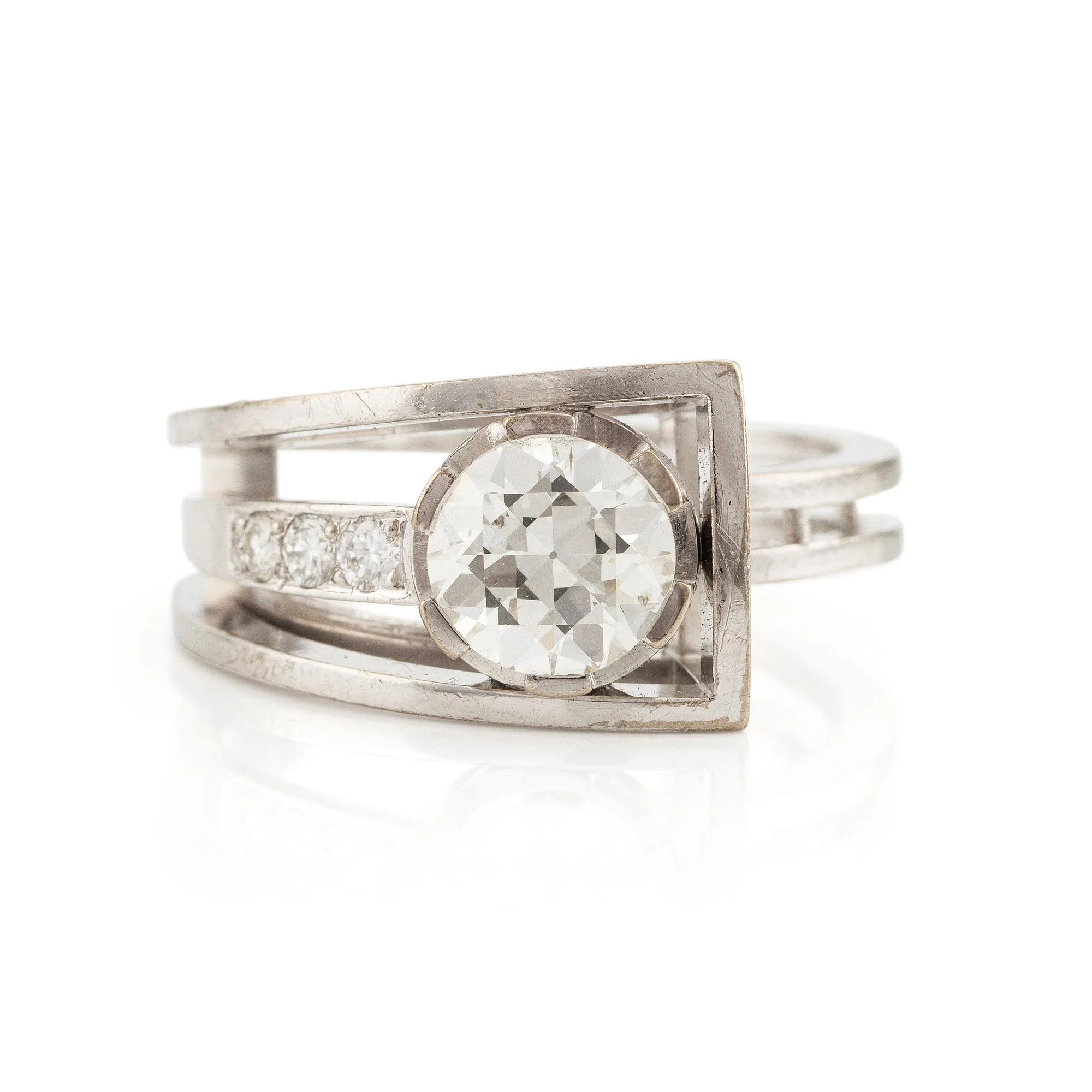 Rey Urban, ring 18K vitguld med en rund briljantslipad diamant ca 1,13 ct, Stockholm 1966. — Bukowskis