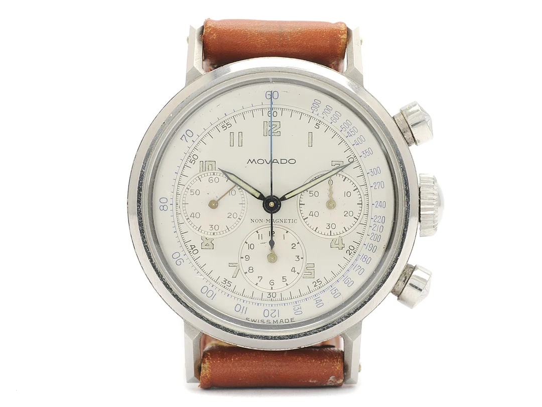 MOVADO, "Non-Magnetic", kronograf, Cal 90, Boett nr. 19018, herrur, 32,5 mm, stål, manuell, plexiglas, skadad urtavla (7/10), läderband, ca 1950, box. — Klockor/Movado — Kaplans