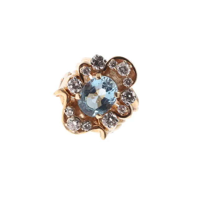 AN AQUAMARINE AND DIAMOND CLUSTER RING.