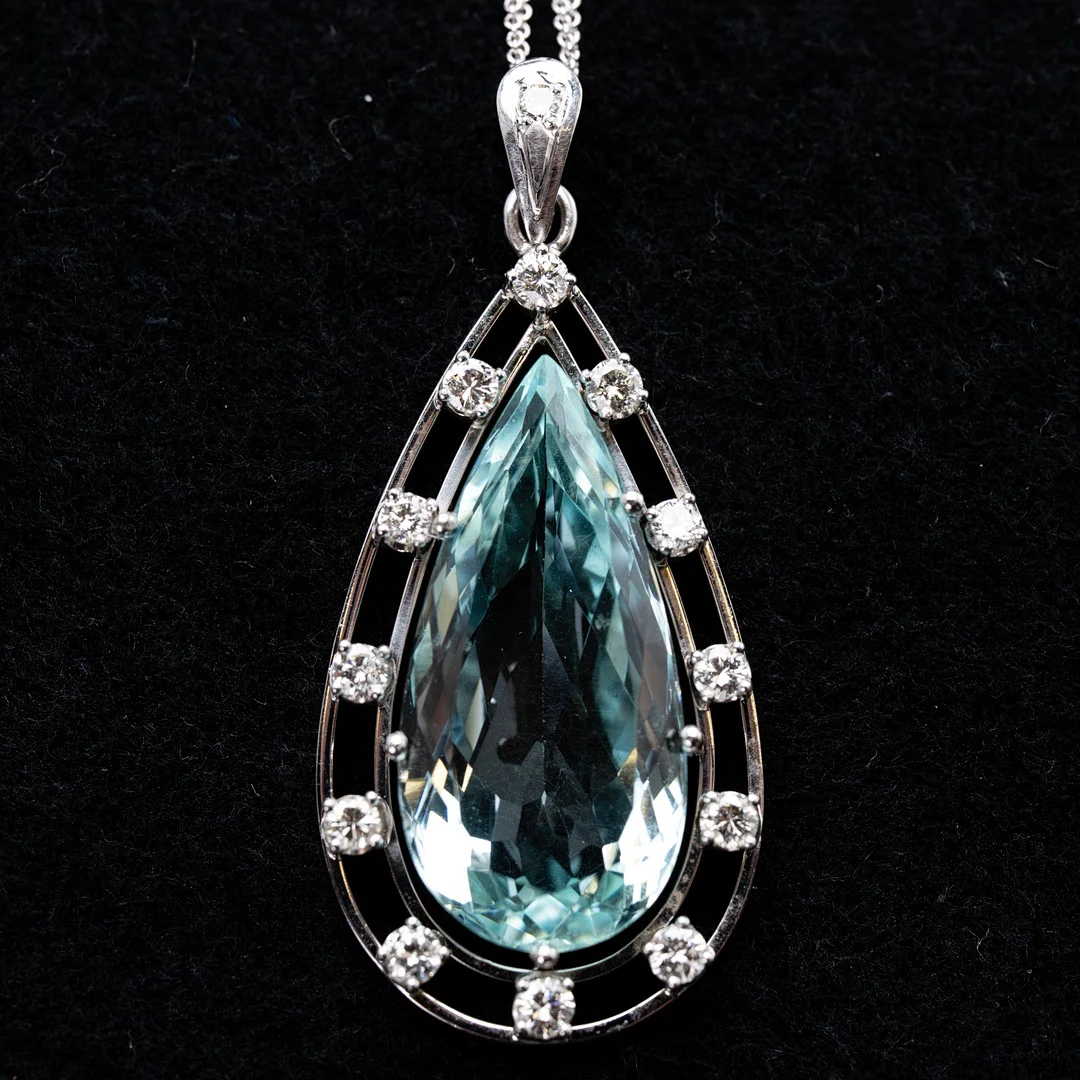 Aquamarin Anhänger mit Kette. — Brooches & Pendants — Stockholms Auktionsverk Hamburg