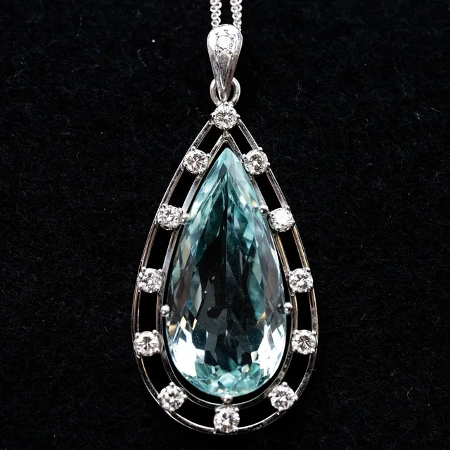 Aquamarin Anhänger mit Kette.
