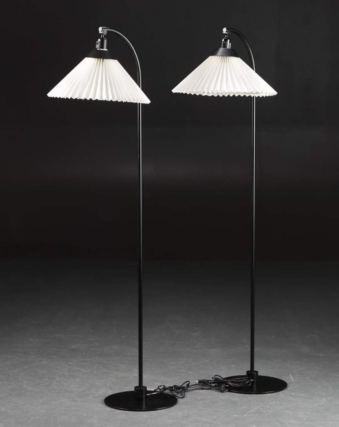 Flemming Agger for Le Klint. Par gulvlamper / standerlamper, model 368 (2) — Lamps and lighting/Floor lights — Lauritz