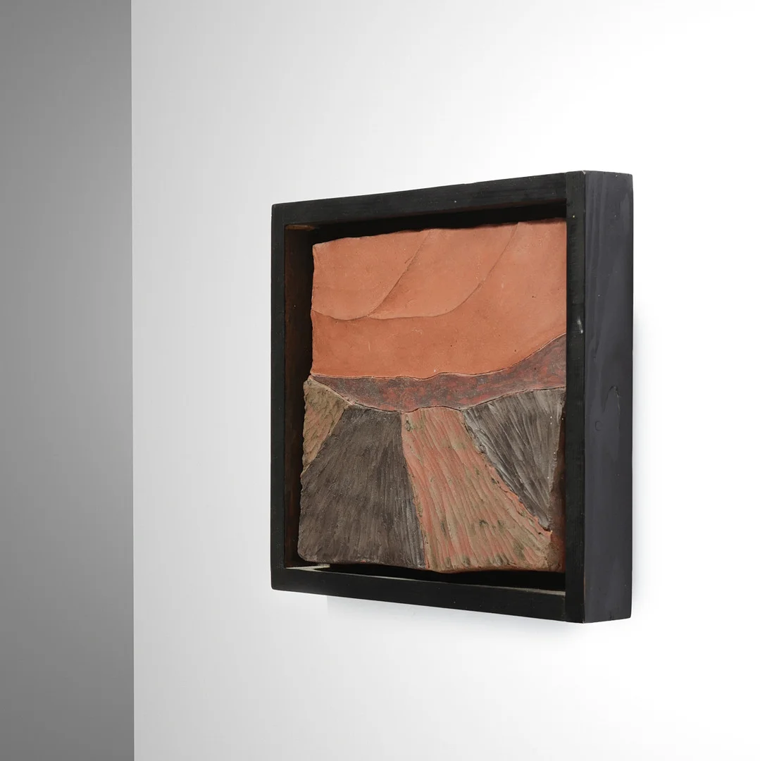 NILS KJELDSEN. Relief af lertøj, signeret og dateret 1984. — Sculptures & Bronzes — Palsgaard Kunstauktioner