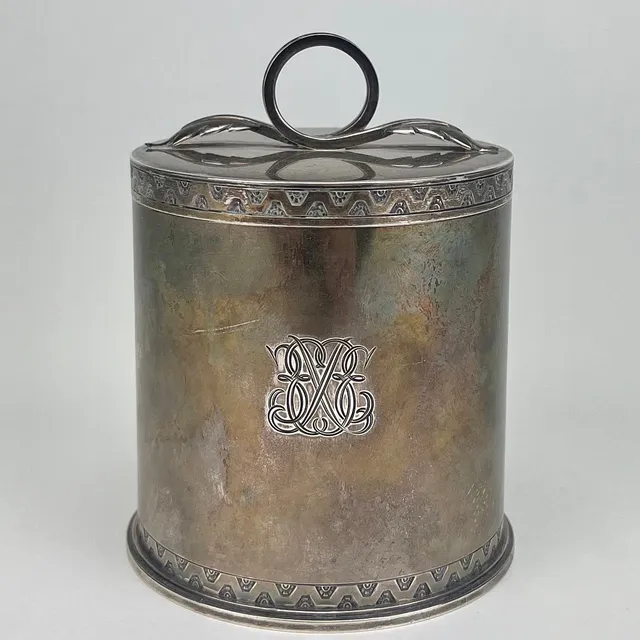 BURK MED LOCK, silver, Atelier Borgila, Stockholm 1946, vikt ca. 287 gram.