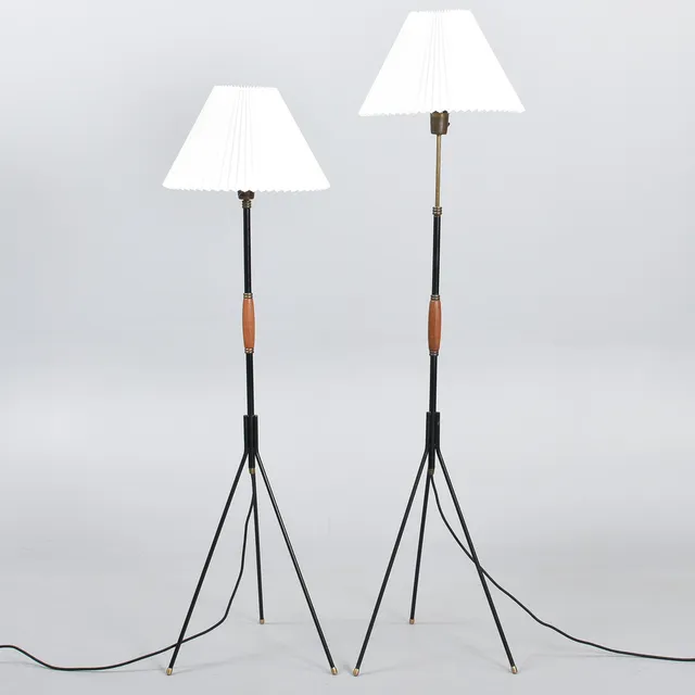 SVEND AAGE HOLM SØRENSEN. TILSKREVET. Justerbar tripod gulvlampe, et par, af sortlakeret metal og teak, Danmark, ca.1950/60'erne.
