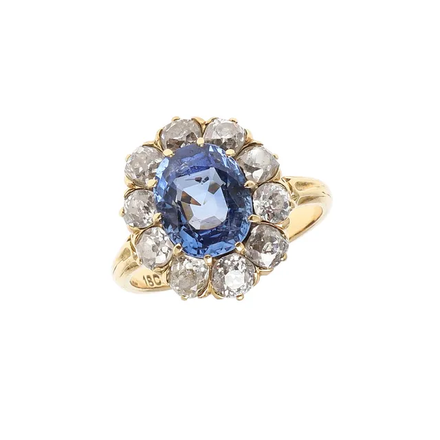 A SAPPHIRE AND DIAMOND CLUSTER RING.
