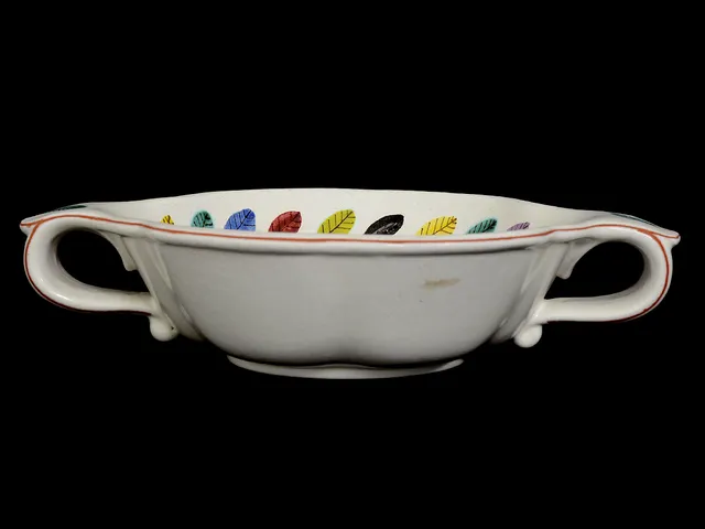 Skål Gustavsberg Stig Lindberg, signerad med röd studiohand, längd med handtag ca 16cm, fajans