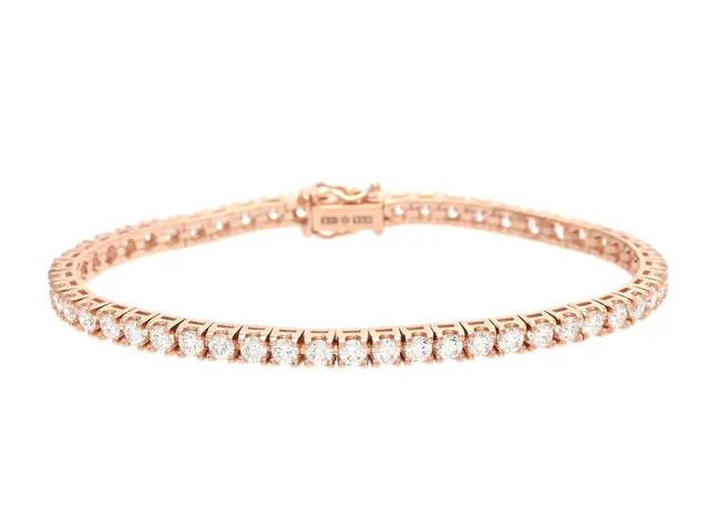 TENNISARMBAND, 18K roséguld, 52 briljantslipade diamanter ca 4,06 ctv, ca TW-W/VVS-VS, längd 17 cm, vikt 13,8 g, några diamanter med nagg på kuletten.