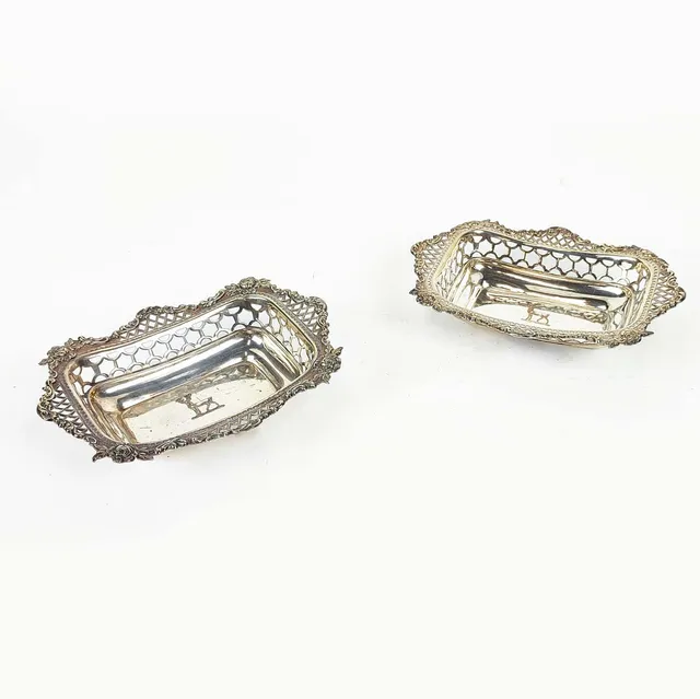 A PAIR OF SILVER BON BON DISHES.