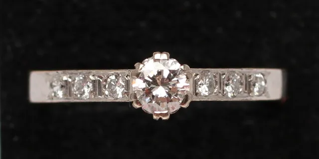 RING, 18k vitguld med briljanter. Vikt 1,9 gram.