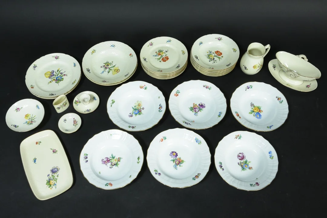 Royal Copenhagen / Kongeligt Porcelæn m.m. Saksisk Blomst. Diverse dele stel (28) — Glass, porcelain and ceramics/Dinnerware, tea sets, coffee sets — Lauritz