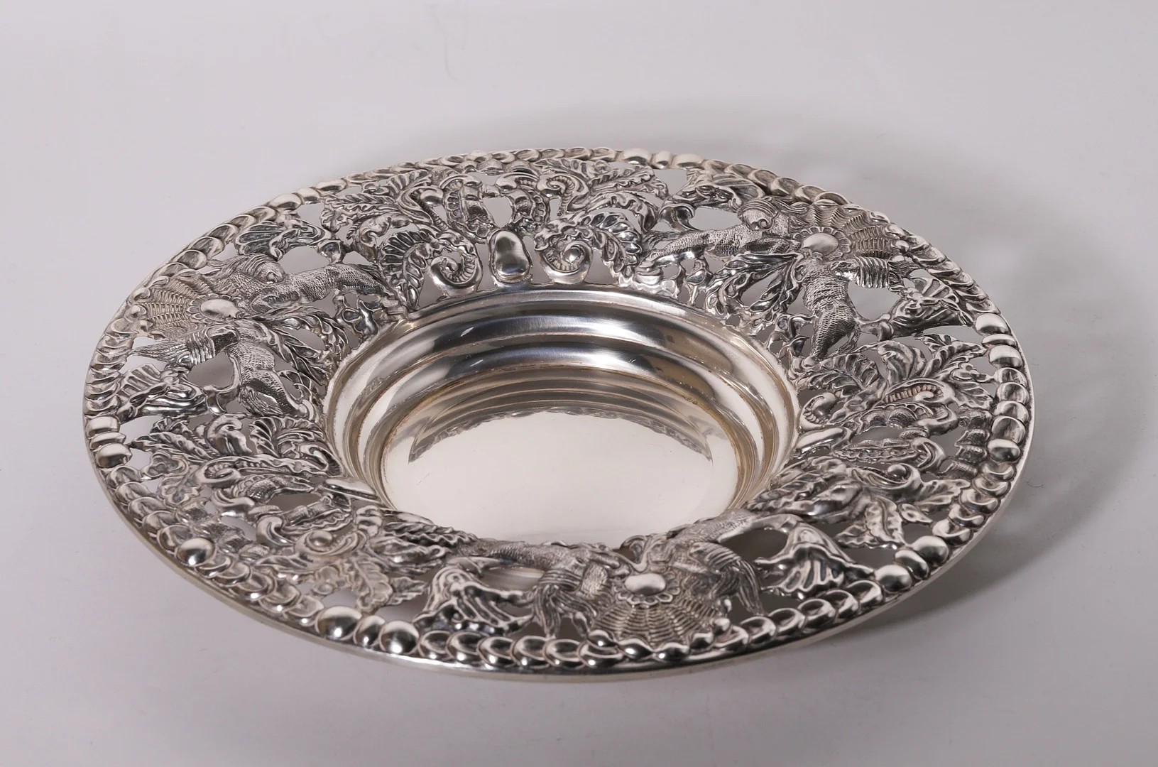 CENTRO CALADO Y REPUJADO EN PLATA PUNZONADA. SEGUNDO TERCIO SIGLO XX. — Silver — Barcelona Auctions