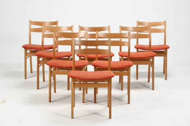 Danish furniture manufacturer. Set of 8 oak/beech chairs. (8)