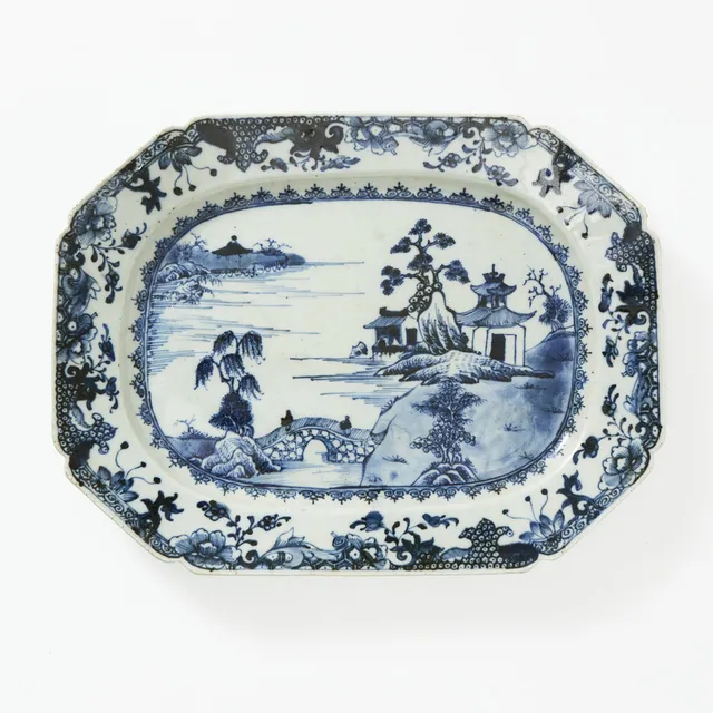 UPPLÄGGNINGSFAT, porslin, Kina, Qianlong (1736-1795), oktagonal bräm, dekor av flodlandskap med pagoder i underglasyrblått.