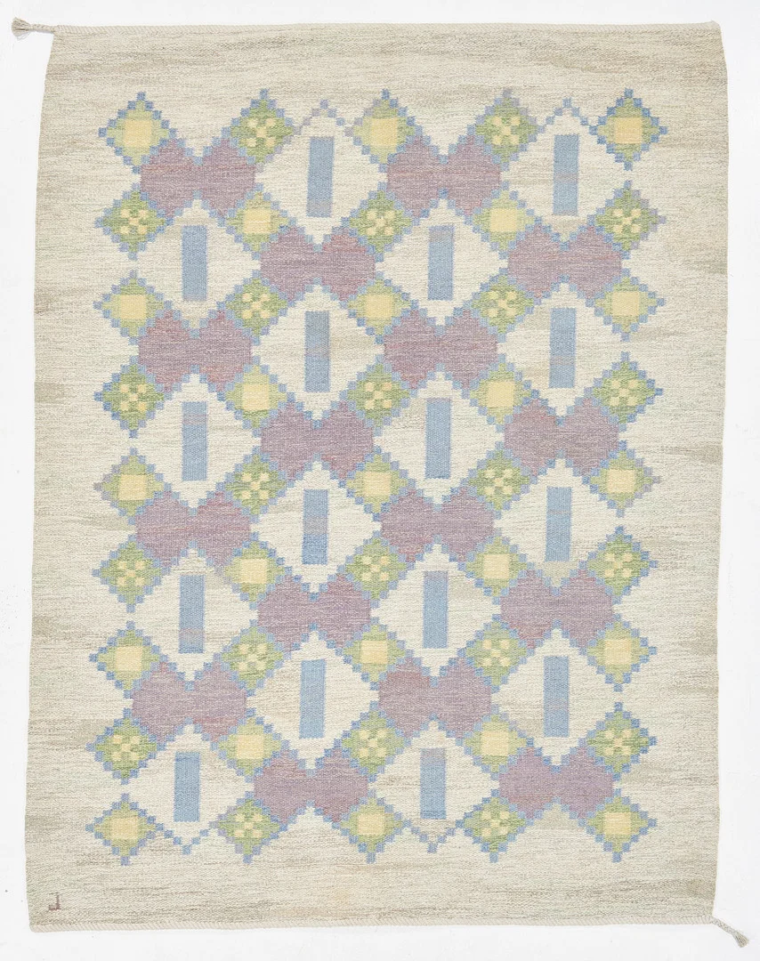 JUDITH JOHANSSON. "Pastella", matta, rölakan, polykrom geometrisk dekor mot grå botten, 220 x 170 cm. — European Carpets & Textiles — Stockholms Auktionsverk Magasin 5
