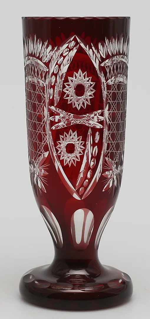 VAS, böhmiskt glas i röd färg, 1950/60-tal.