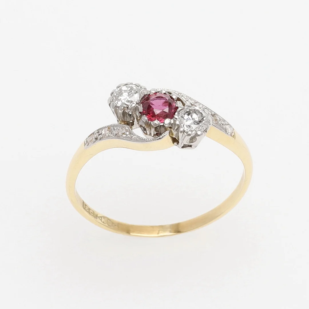 RING MED RUBIN OCH DIAMANTER. — Rings — Crafoord Auktioner Lund