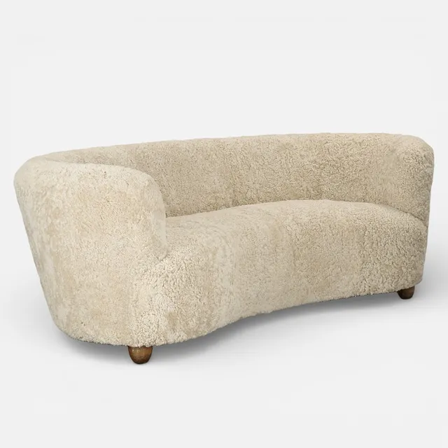 DANSK SNEDKERMESTER. Let buet fritstående sofa, nybetrukket med lys, sandfarvet lammeuld, 1930/1940'erne.