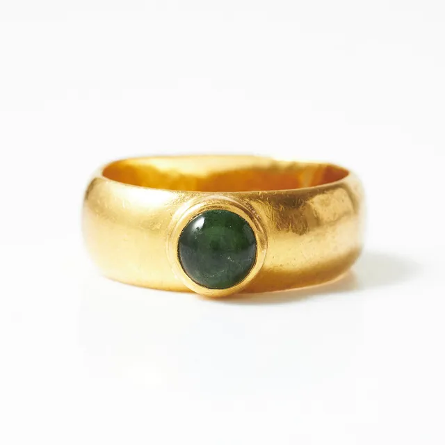 RING, 23 k guld, cabochonslipad turmalin.