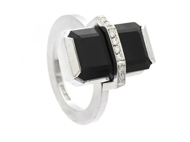 EFVA ATTLING, ring, Bend Over Ring, 18K vitguld, onyx, 16 briljantslipade diamanter ca 0,12 ctv, Stockholm 2012 ctv, stl 16,75 mm, vikt 11,5 g, etui. repor på skena