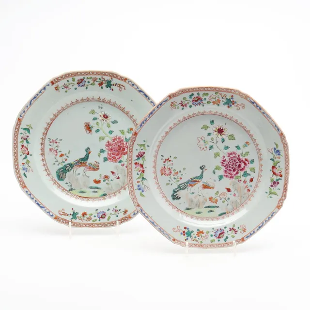 TALLRIKAR, 2 ST, Kina, "double-peacock", famille rose, Qianlong (1736-1795), porslin med emaljmåleri.