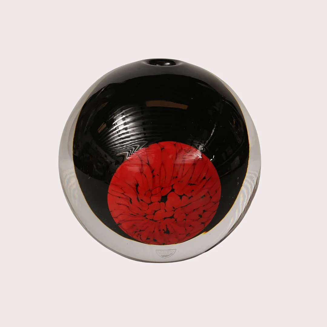 ERIKA LAGERBIELKE. Klotvas, glas svart/rött "Orientis", limiterad upplaga nr 131/499, signerad Orrefors, 2002. — Art glass — Limhamns Auktionsbyrå