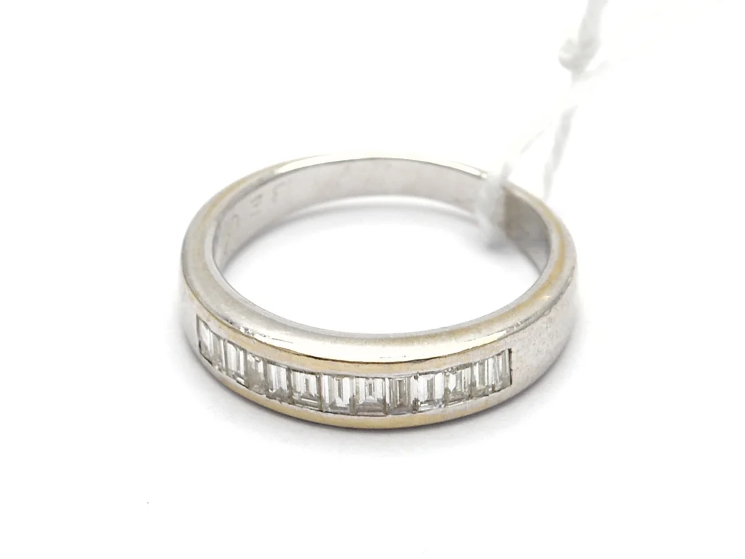 Ring vitguld 18K 3,9g Ø16¼ med diamanter 13xca0,03ct, en diamant skadad — Smycken/Ring — Kaplans